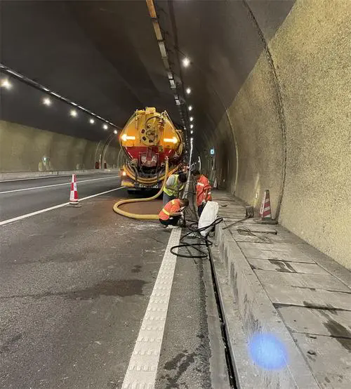 陇南隧道排水渠清淤